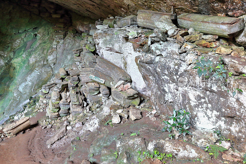 旧木棺——鲁明墓室入口。Sagada-Mountain province-Philippines。0220